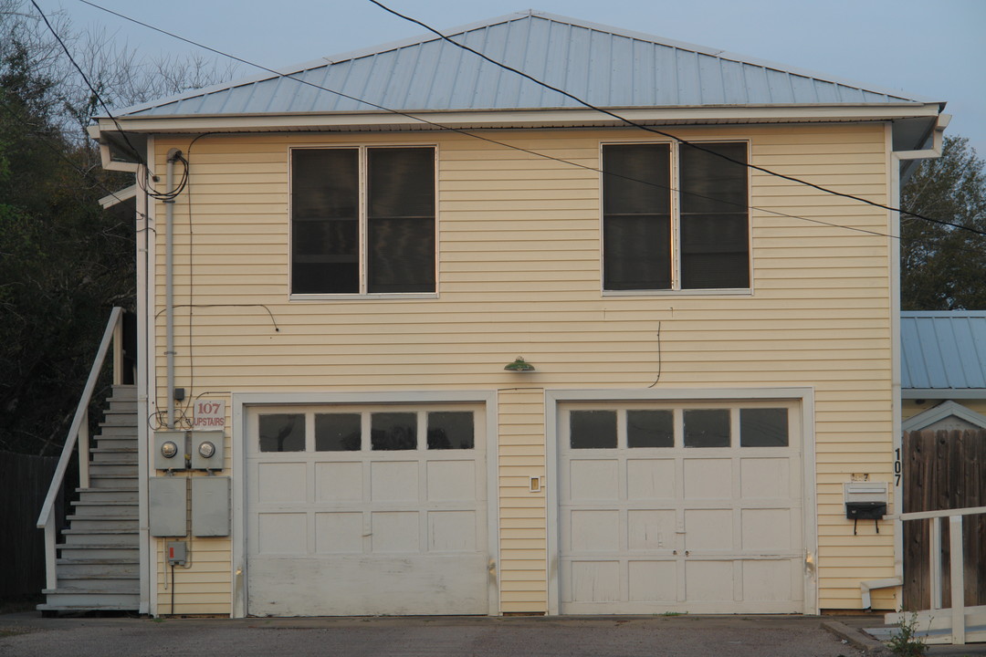 107 S Kathleen St in Beeville, TX - Building Photo