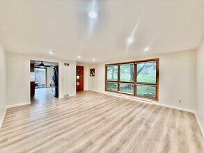 1814 E Main St in Louisville, OH - Foto de edificio - Building Photo