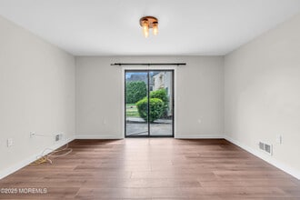 403 Sage Ct in Jackson Township, NJ - Foto de edificio - Building Photo