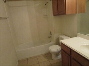 107 W Nazro St in Baytown, TX - Building Photo - Building Photo