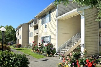 Manzanita Apartments in Escondido, CA - Building Photo - Building Photo