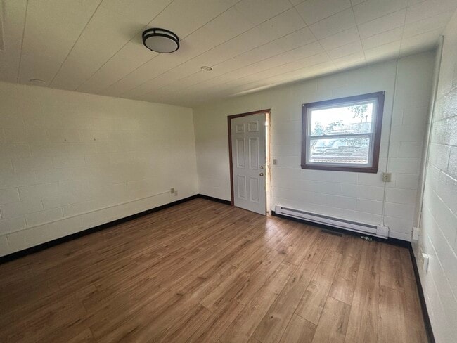 913 S Main St, Unit 2 in Lennox, SD - Building Photo - Building Photo