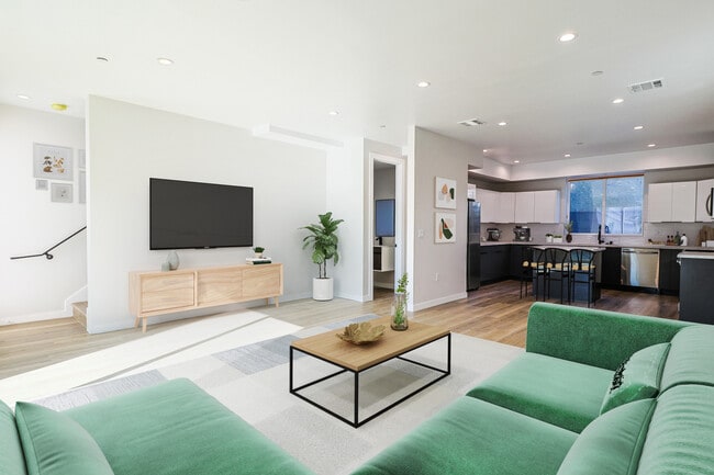2332 Carmona Ave in Los Angeles, CA - Building Photo - Building Photo