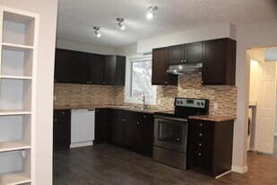 13528-13139 139 St NW in Edmonton, AB - Building Photo