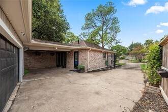 2219 Briarview Dr in Houston, TX - Building Photo - Building Photo