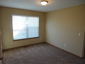 1031 Misty Landing Ct in Malta, IL - Building Photo - Building Photo