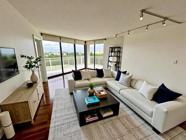 1000 NE Quayside Terrace in Miami, FL - Building Photo - Building Photo