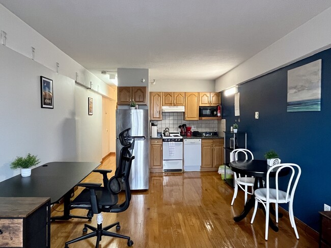 1121 Commonwealth Ave, Unit 312 in Boston, MA - Building Photo - Building Photo