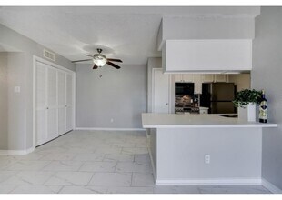 10101 S Gessner Rd in Houston, TX - Building Photo - Building Photo