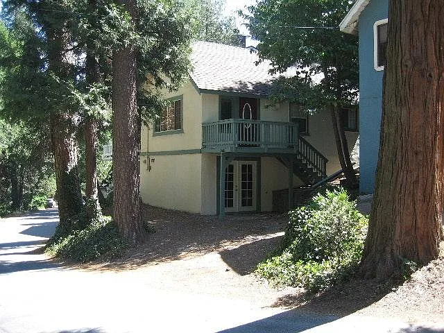 23683 Shady Ln in Crestline, CA - Building Photo