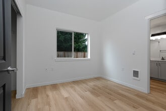 300 Hoxton Ave in Monmouth, OR - Foto de edificio - Building Photo