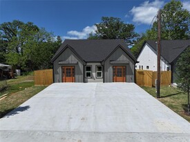 204 Booker T Washington St in Conroe, TX - Building Photo