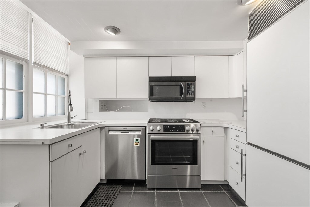 93 W Cedar St in Boston, MA - Building Photo