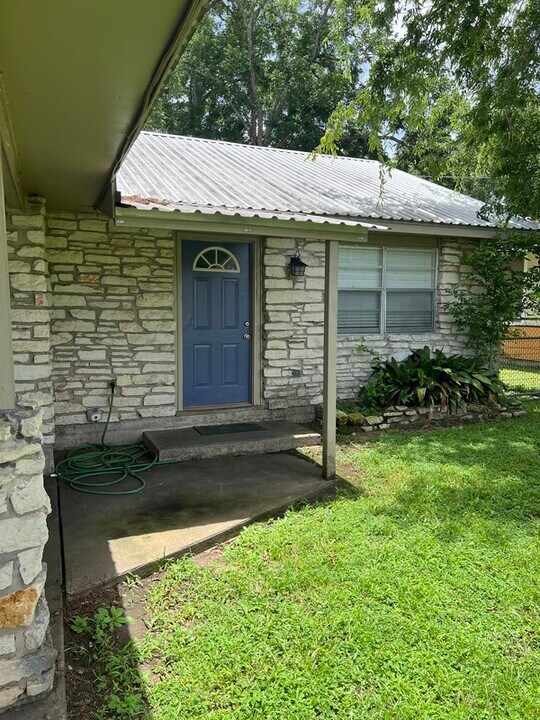 417 North St in Columbus, TX - Foto de edificio