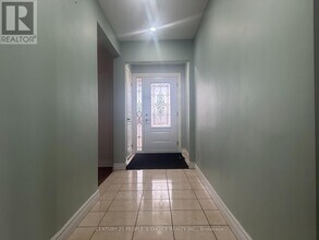 7490 Middleshire Dr in Mississauga, ON - Building Photo - Building Photo