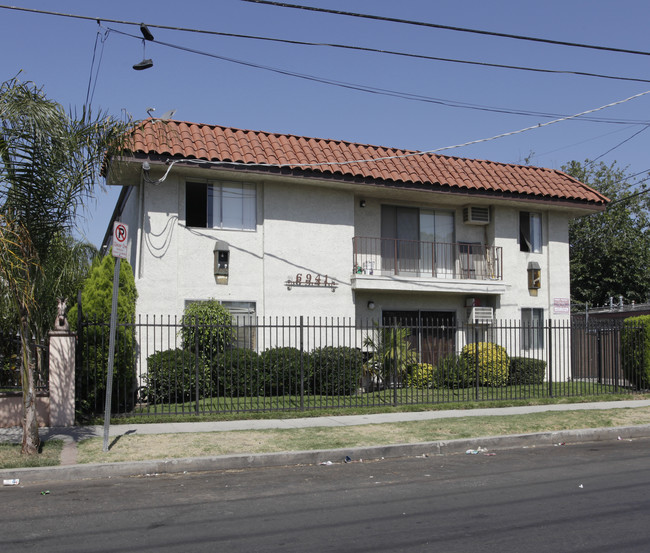 6941 Radford Ave in North Hollywood, CA - Building Photo - Building Photo