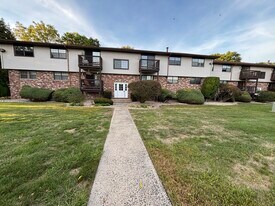 44 Surrey Dr in Newington, CT - Building Photo