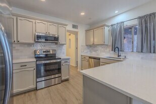 1321 N Paseo Maravilloso in Green Valley, AZ - Building Photo