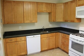 605 W Maple Ave in Sterling, VA - Building Photo - Building Photo