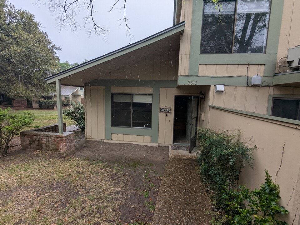 9515 Blue Creek Ln in Austin, TX - Foto de edificio