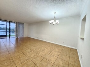 3300 NW 46th St, Unit 102 in Fort Lauderdale, FL - Building Photo - Building Photo