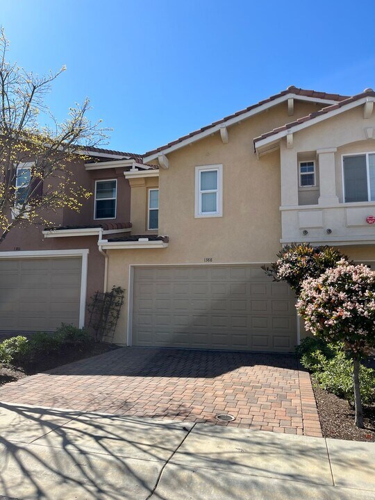 1388 Isabella Way in Vista, CA - Building Photo
