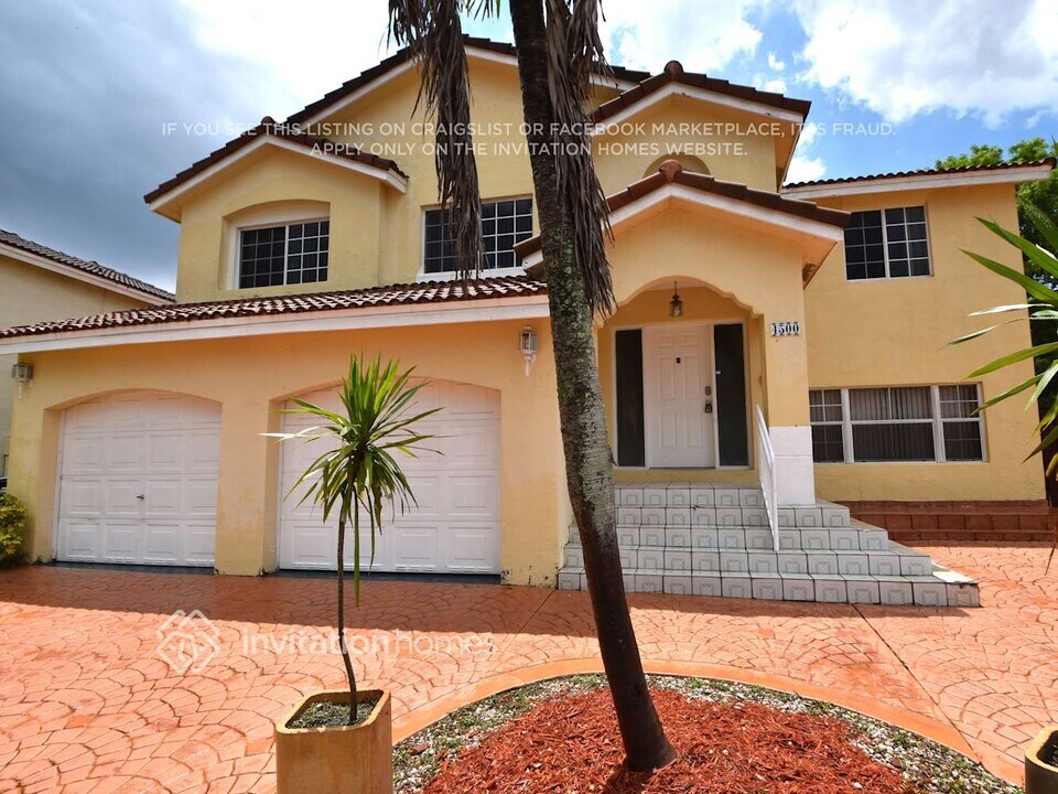 4500 SW 154th Pl in Miami, FL - Foto de edificio