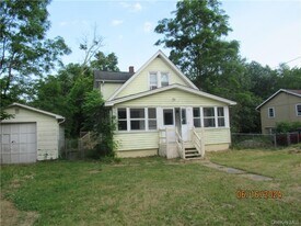 82 North Rd in Bloomingburg, NY - Building Photo