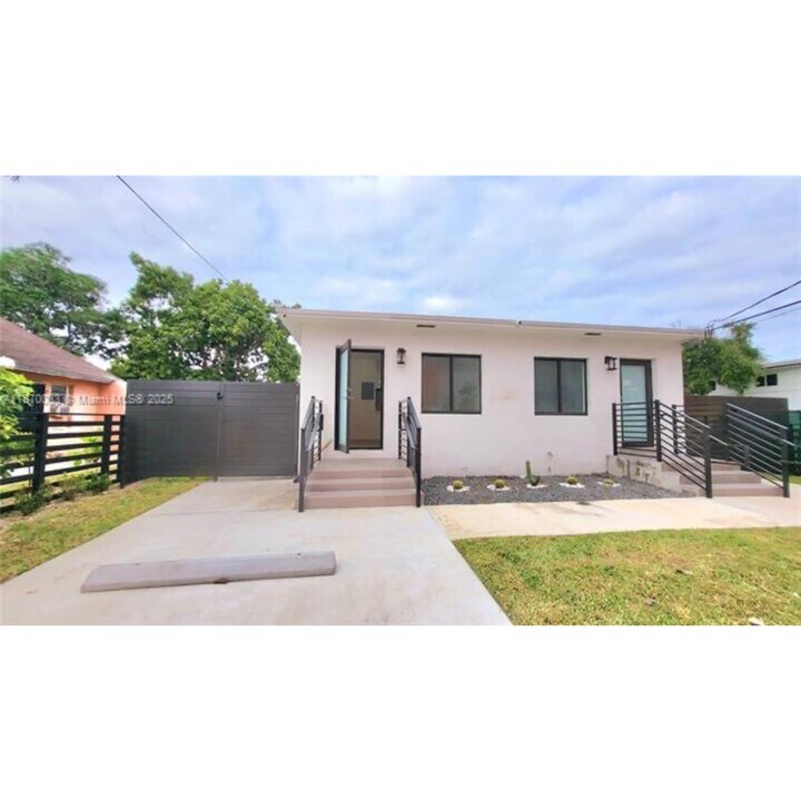 681 NW 30th St in Miami, FL - Foto de edificio