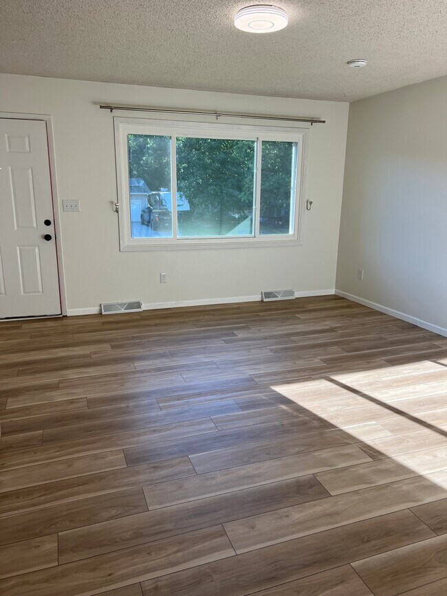 1459 Westview Dr in Coralville, IA - Foto de edificio - Building Photo