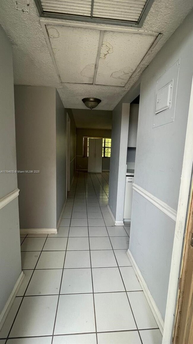 5061 W Oakland Park Blvd in Lauderdale Lakes, FL - Building Photo - Building Photo