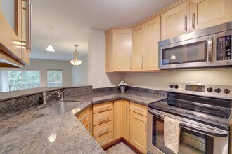 4350 W Lake Sammamish Pkwy SE in Issaquah, WA - Building Photo - Building Photo