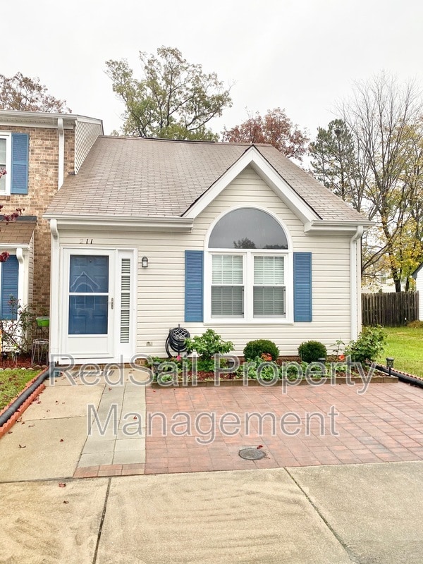 211 Crestwood Ct