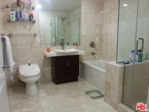 1043 S Kenmore Ave in Los Angeles, CA - Building Photo - Building Photo