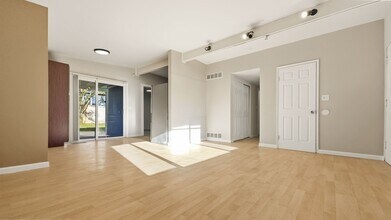 16504 NE 13th St in Bellevue, WA - Building Photo - Building Photo