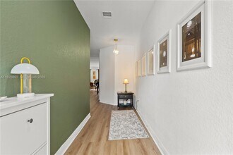 1023 NW 100th Ave in Doral, FL - Building Photo - Building Photo