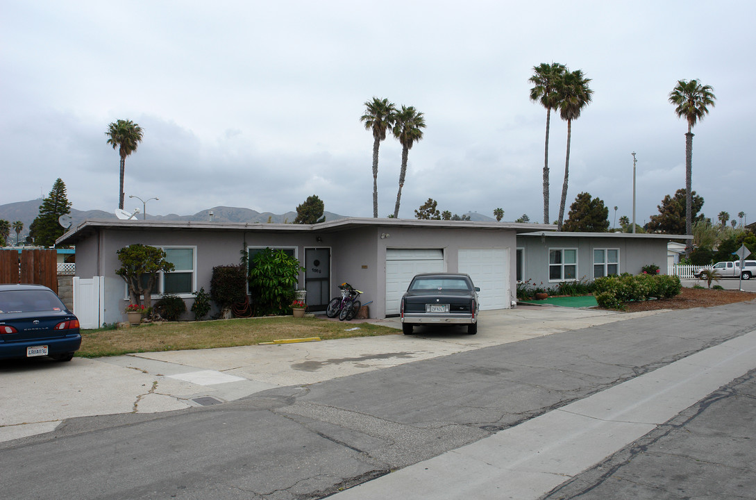 1001-1005 Dover Ln in Ventura, CA - Building Photo