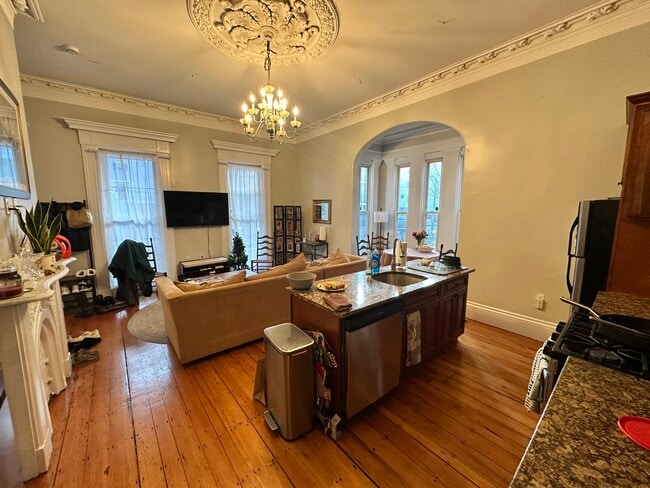 135 Hillside St, Unit 1 in Boston, MA - Building Photo - Building Photo