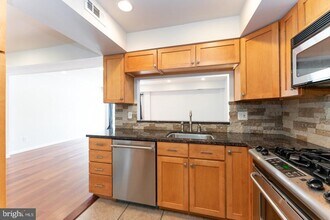 2010 Green St in Philadelphia, PA - Building Photo - Building Photo