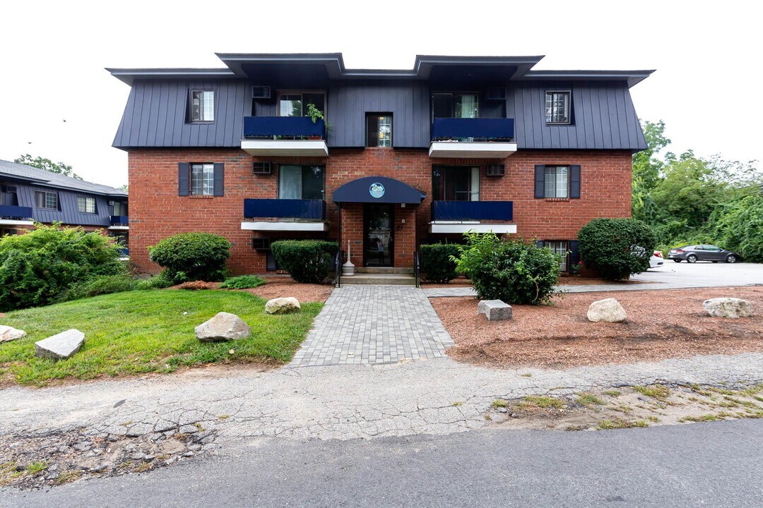 64 Dunbarton Rd in Manchester, NH - Building Photo
