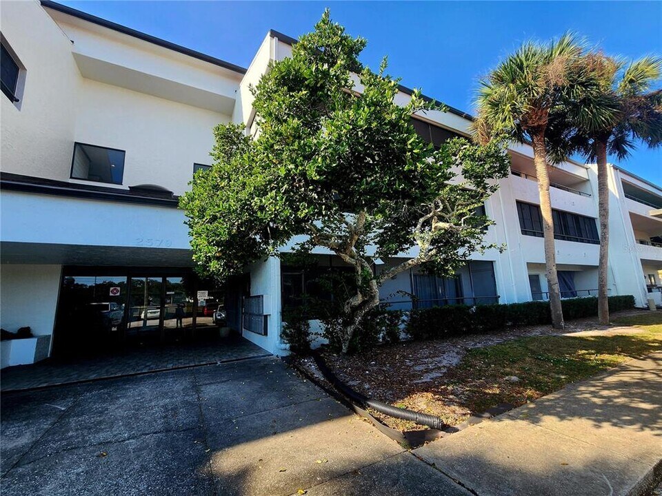 2579 Countryside Blvd in Clearwater, FL - Building Photo