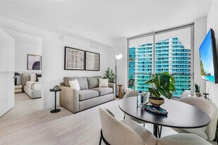 77 SE 5th St, Unit 3305 in Miami, FL - Building Photo