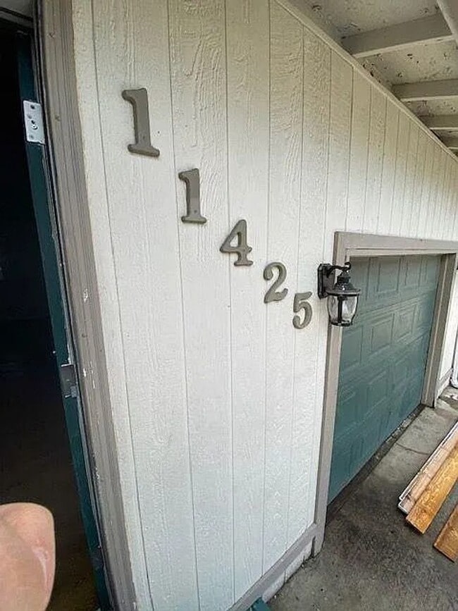 property at 11425 W Roxbury Ct