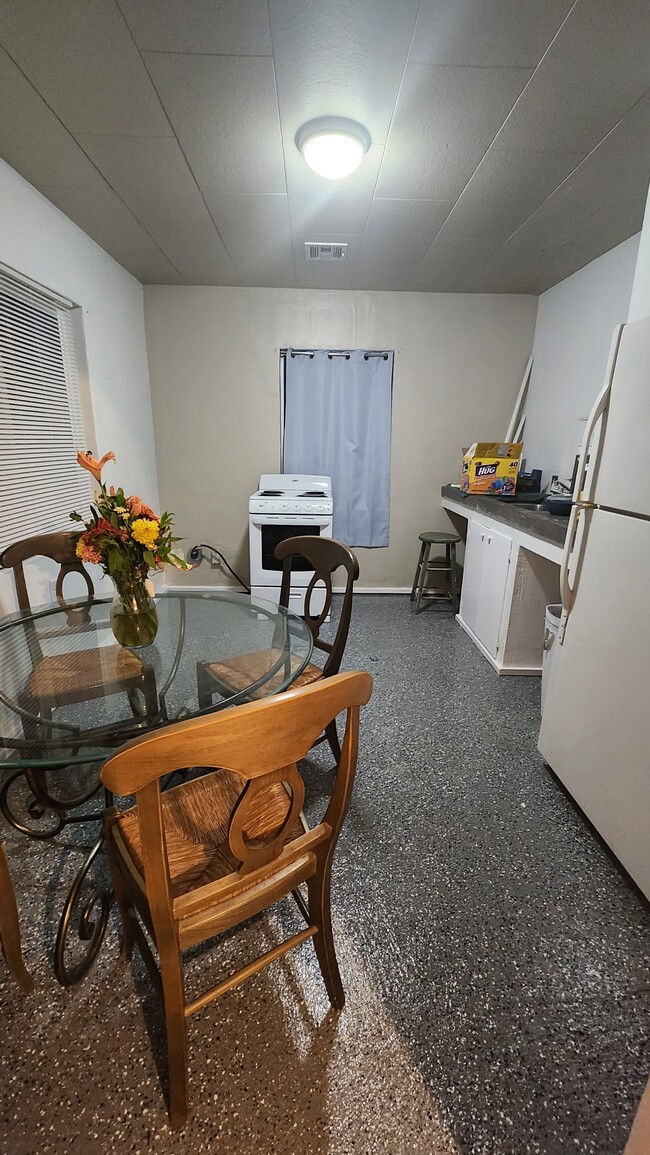 308 Stewart Dr, Unit 1 bd/1 ba apt by EPCC VV in El Paso, TX - Foto de edificio - Building Photo