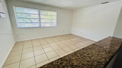 2121 NE 168th St in North Miami Beach, FL - Foto de edificio - Building Photo