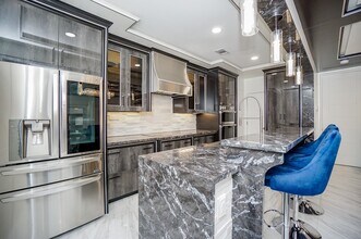 5711 Sugar Hill Dr in Houston, TX - Building Photo - Building Photo