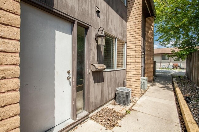 2639 Knapp St, Unit #2 in Ames, IA - Building Photo - Building Photo