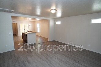201 W Lava Falls Dr in Meridian, ID - Building Photo - Building Photo