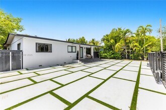 8310 SW 45th St in Miami, FL - Building Photo - Building Photo