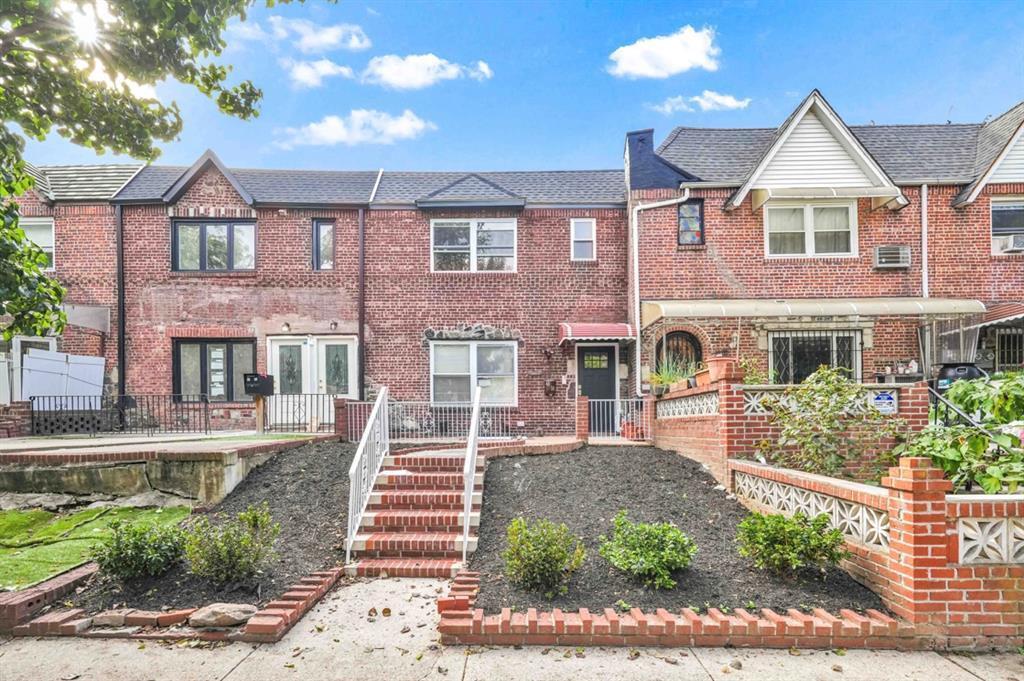 48-30 64th St in Queens, NY - Building Photo